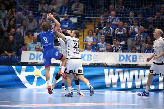 v l Jonathan Carlsbogard TBV Lemgo Lippe 9 , Domagoj Duvnjak THW Kiel 4 , Pavel Horak THW Kiel 28 GER, Handball, 1 Bundesliga, TBV Lemgo Lippe vs. THW Kiel, 06 10 2019 Lemgo Copyright: xEIBNER JanxStrohdiekx EP_JSK