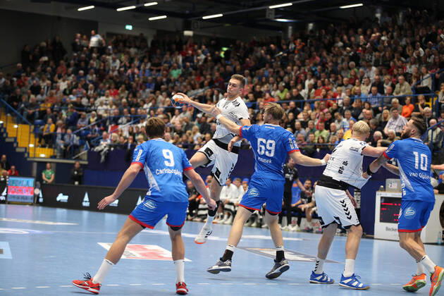 v l Jonathan Carlsbogard TBV Lemgo Lippe 9 , Nikola Bilyk THW Kiel 53 , Christian Klimek TBV Lemgo Lippe 69 GER, Handball, 1 Bundesliga, TBV Lemgo Lippe against THW Kiel, 06 10 2019 Lemgo Copyright: xEIBNER JanxStrohdiekx EP_JSK