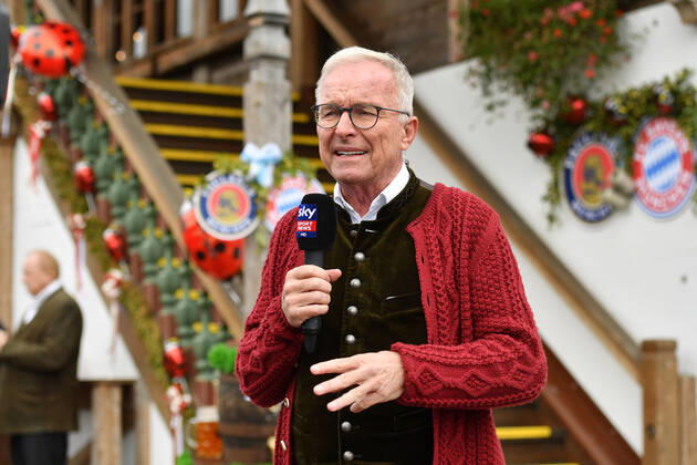 Uli KOEHLER SKY Reporter at the microphone in Bavarian costume, Lederhosen, single picture, cut single motif, half figure, half figure football FC Bayern Mu enchen, traditional Oktoberfest visit in the Kaefer Schenke, on 06 10 2019 in Munich Germany