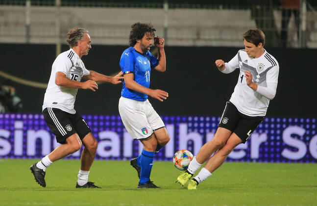 07 10 2019, DFB All Stars vs. Azzuri Legends, Sportpark Ronhof Fuerth, football, sport, in picture Maurizio Gaudino DFB All Stars , Damiano Tommasi Azzuri All Stars and Philipp Wollscheid DFB All Stars