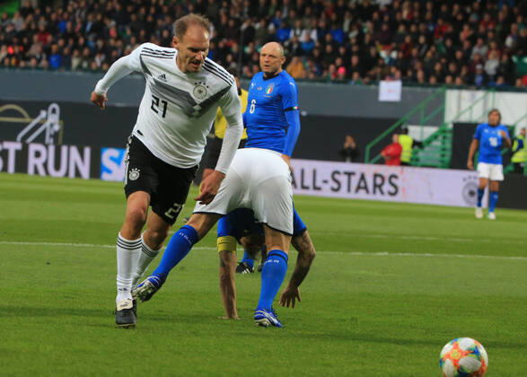 07 10 2019, DFB All Stars vs Azzuri Legends, Sportpark Ronhof Fuerth, football, sport, in picture Alexander Zickler DFB All Stars vs Fabio Cannavaro Azzuri All Stars