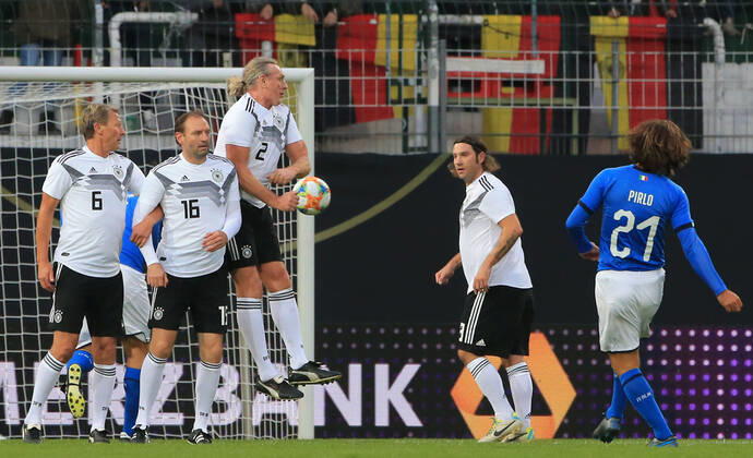 07 10 2019, DFB All Stars vs. Azzuri Legends, Sportpark Ronhof Fuerth, Soccer, Sport, pictured Guido Buchwald DFB All Stars , Jens Nowotny DFB All Stars , Michael Schulz DFB All Stars , Torsten Frings DFB All Stars and Andrea Pirlo Azzuri All Stars free kick