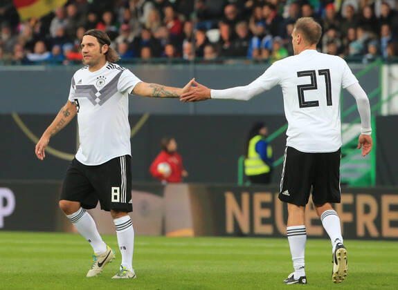 07 10 2019, DFB All Stars vs. Azzuri Legends, Sportpark Ronhof Fuerth, football, sport, in picture Torsten Frings DFB All Stars and Alexander Zickler DFB All Stars cheer