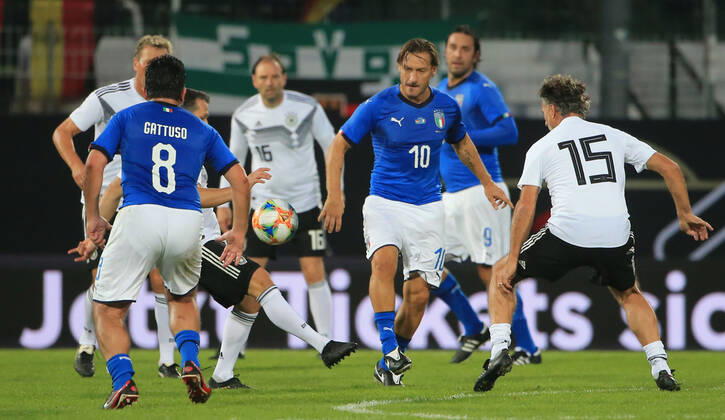 07 10 2019, DFB All Stars vs. Azzuri Legends, Sportpark Ronhof Fuerth, football, sports, pictured Genarro Gattuso Azzuri All Stars , Guido Buchwald DFB All Stars , Jens Nowotny DFB All Stars , Francesco Totti Azzuri All Stars , Luca Toni Azzuri All Stars , Maurizio Gaudino DFB All Stars