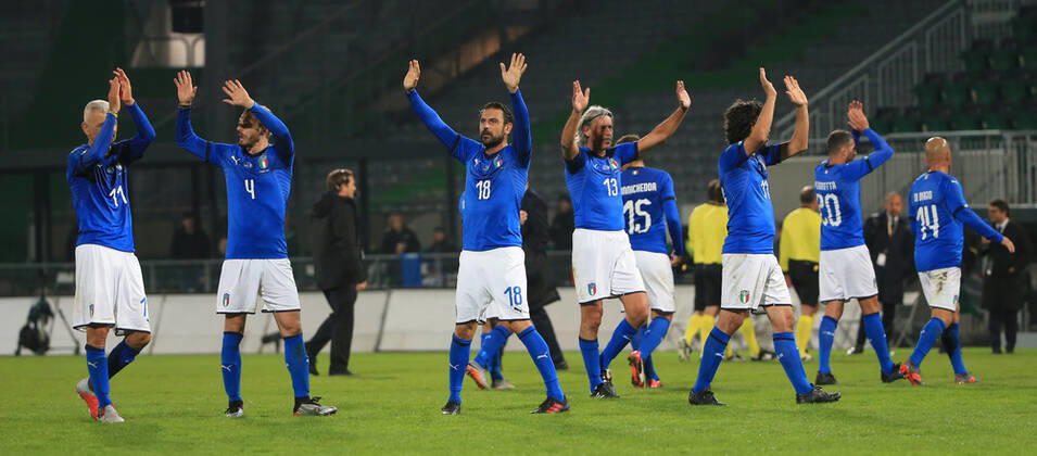07 10 2019, DFB All Stars vs. Azzuri Legends, Sportpark Ronhof Fuerth, football, sports, in picture Fabrizio Ravanelli Azzuri All Stars , Federico Balzaretti Azzuri All Stars , Stefano Fiore Azzuri All Stars , Moreno Torricelli Azzuri All Stars , Giuliano Giannichedda Azzuri All Stars , Damiano Tommasi Azzuri All Stars , Simone Perrotta Azzuri All Stars and Luigi Di Bagio Azzuri All Stars thank their fans