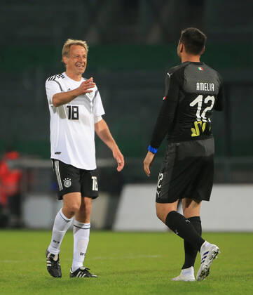 07 10 2019, DFB All Stars vs. Azzuri Legends, Sportpark Ronhof Fuerth, football, sport, in picture Juergen Klinsmann DFB All Stars and Marco Amella Azzuri All Stars