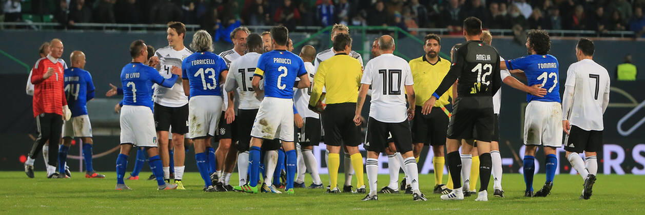 07 10 2019, DFB All Stars vs. Azzuri Legends, Sportpark Ronhof Fuerth, football, sport, in picture Germany and Italy all Stars after the match