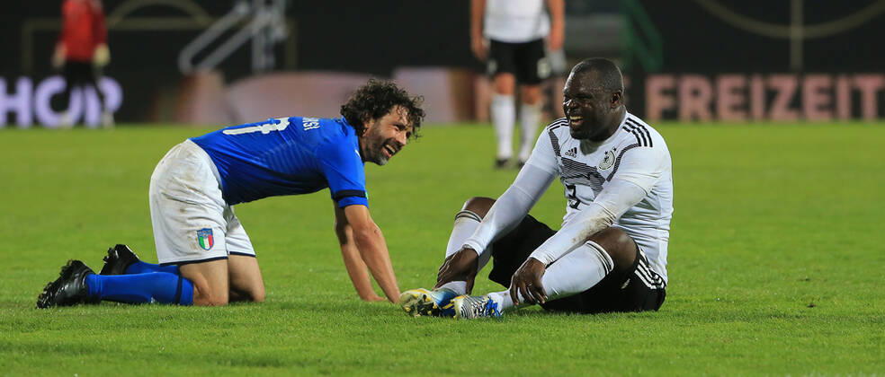 07 10 2019, DFB All Stars vs. Azzuri Legends, Sportpark Ronhof Fuerth, football, sport, in picture Damiano Tommasi Azzuri All Stars and Gerald Asamoah DFB All Stars