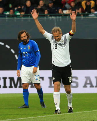 07 10 2019, DFB All Stars vs. Azzuri Legends, Sportpark Ronhof Fuerth, football, sport, in the picture Andrea Pirlo Azzuri All Stars suffers and Juergen Klinsmann DFB All Stars cheers to the 2 0