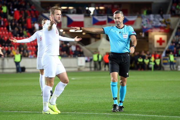 Fußball, EM Quali, Tschechien - England Czech Republic v England UEFA EURO, EM, Europameisterschaft,Fussball 2020 Qualifiers Referee Damir Skomina awards England a penalty kick during the UEFA Euro 2020 Qualifiers match at Sinobo Stadium, Prague Content Not Available For UK Newspapers Copyright: xPaulxChestertonx FIL-13738-0055