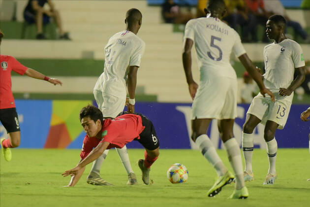 Sub 17 República da Korea e França GOIÂNIA, GO - 30.10.2019: SUB 17 REPÚBLICA DA KOREA E FRANÇA - Yoon Sukju and Chrislain Matsima during Under 17 Republic of Korea and France. Match valid for the FIFA U17, U 17 World Cup group stage. Serrinha Stadium in Goiânia, GO. (Photo: Reinaldo Reginato Fotoarena) x1822647x  ReinaldoxReginato