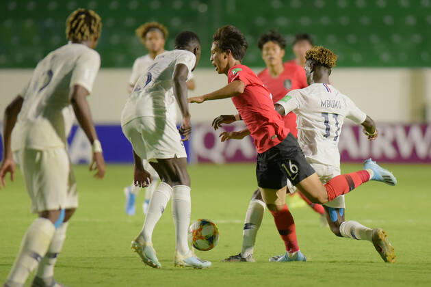 Sub 17 República da Korea e França GOIÂNIA, GO - 30.10.2019: SUB 17 REPÚBLICA DA KOREA E FRANÇA - Eom Jisung and Nathanael Mbuku during Under 17 Republic of Korea and France. Match valid for the FIFA U17, U 17 World Cup group stage. Serrinha Stadium in Goiânia, GO. (Photo: Reinaldo Reginato Fotoarena) x1822649x  ReinaldoxReginato