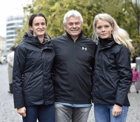 Czech speed skaters Martina Sablikova, left, Nikola Zdrahalova, right, and their coach Petr Novak, center, pose for the photographer during a press conference, PK, Pressekonferenz on the upcoming season, on November 1, 2019, in Prague, Czech Republic. (CTKxPhoto MichaelaxRihova) CTKPhotoP201911010340901  mir 1