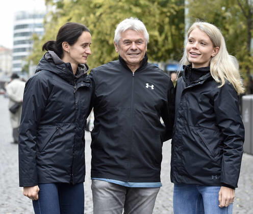Czech speed skaters Martina Sablikova, left, Nikola Zdrahalova, right, and their coach Petr Novak, center, pose for the photographer during a press conference, PK, Pressekonferenz on the upcoming season, on November 1, 2019, in Prague, Czech Republic. (CTKxPhoto MichaelaxRihova) CTKPhotoP201911010345001  mir 3