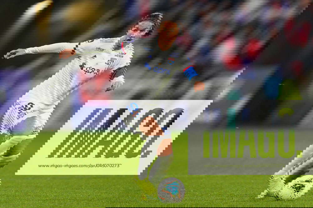 Lyon France November 16 Dzsenifer Marozsan Of Olympique Lyonnais On The Ball During The Division 1 F