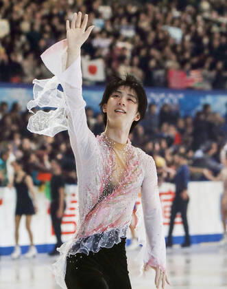 Figure skating, Eiskunstlauf NHK Trophy gala exhibition Yuzuru Hanyu of Japan waves at the crowd during the gala exhibition of the NHK Trophy figure skating competition in Sapporo on Nov. 24, 2019. 