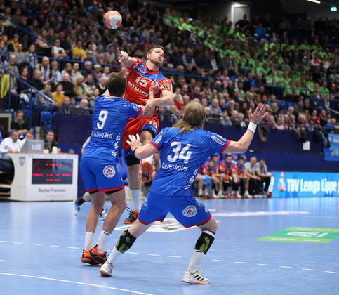 v l Jonathan Carlsbogard TBV Lemgo Lippe 9 , Martin Strobel HBW Balingen Weilstetten 15 , Andreas Cederholm TBV Lemgo Lippe 34 GER, Handball, 1 Bundesliga, TBV Lemgo Lippe vs. HBW Balingen Weilstetten, 28 11 2019 Lemgo Copyright: xStrohdiekx Eibner-Pressefotox EP_jsk