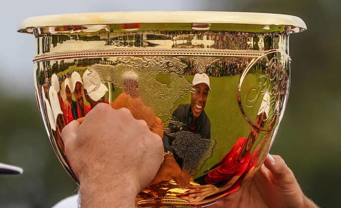 Bilder des Jahres 2019, Sport 12 Dezember Sport Bilder des Tages GOLF PRESIDENTS CUP, Playing Captain Tiger Woods of the United States team is reflected in the trophy as he celebrates with the cup after they defeated the International team 16-14 during Sunday Singles matches on day four of the 2019 Presidents Cup golf tournament at the Royal Melbourne Golf Club in Melbourne, Sunday, December 15, 2019. ( NO ARCHIVING, EDITORIAL USE ONLY, NO USE IN BOOKS WITHOUT CONSENT MELBOURNE VIC AUSTRALIA  Copyright: xSCOTTxBARBOURx 20191215001438055935