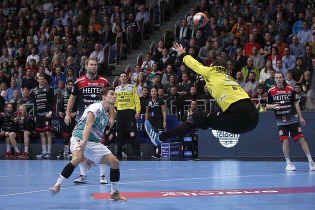 19 12 2019, TUI Arena, Hanover, league match, 1 Bundesliga, TSV Hanover Burgdorf vs. HC Erlangen, in the picture Vincent Buechner 74, Han Burgdorf at the goal throw against Nikolas Katsigiannis 29, Erlangen TSV Hanover Burgdorf vs.