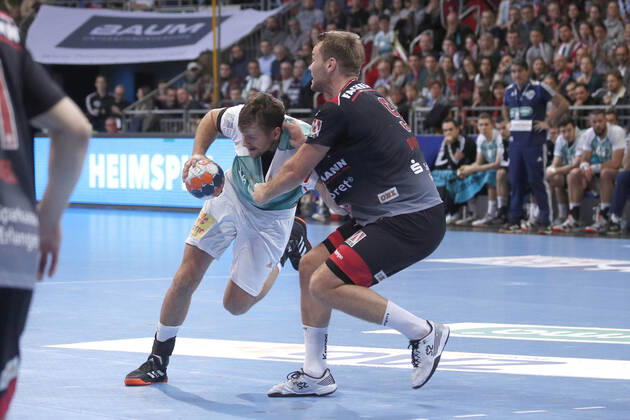 19 12 2019, TUI Arena, Hanover, league match, 1 Bundesliga, TSV Hanover Burgdorf vs. HC Erlangen, in the picture Fabian Boehm 20, Han Burgdorf in duel with Petter Overby 9, Erlangen TSV Hanover Burgdorf vs.