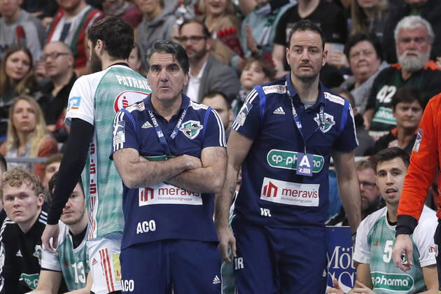 19 12 2019, TUI Arena, Hanover, league match, 1 Bundesliga, TSV Hanover Burgdorf vs. HC Erlangen, in the picture Carlos Ortega coach, Han Burgdorf and Iker Romero Co coach, Han Burgdorf are at a loss TSV Hanover Burgdorf vs.