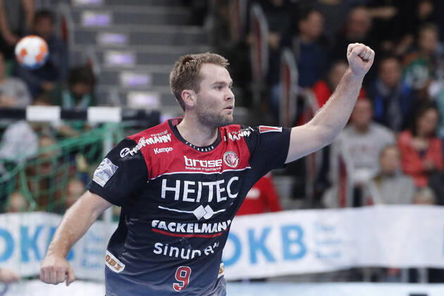 19 12 2019, TUI Arena, Hanover, league match, 1 Bundesliga, TSV Hanover Burgdorf vs. HC Erlangen, pictured Petter Overby 9, Erlangen cheers TSV Hanover Burgdorf vs.