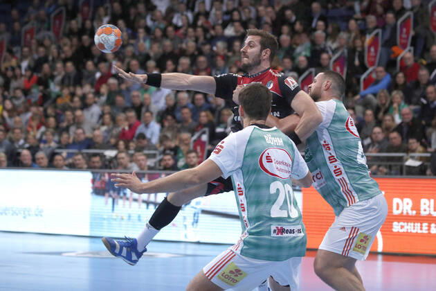 19 12 2019, TUI Arena, Hanover, league match, 1 Bundesliga, TSV Hanover Burgdorf vs. HC Erlangen, in the picture Fabian Boehm 20, Han Burgdorf and Ilija Brozovic 44, Han Burgdorf in duel with Michael Haass 13, HC Erlangen TSV Hanover Burgdorf vs.