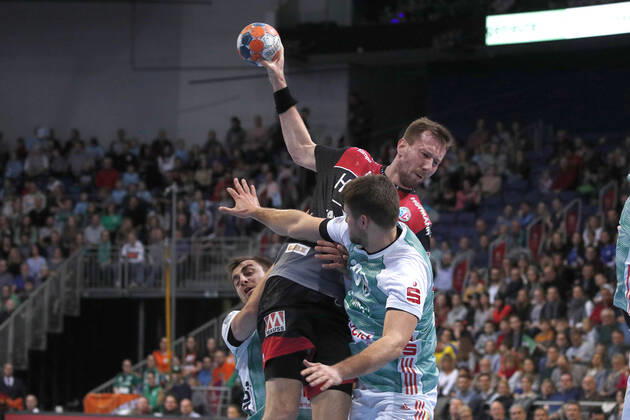 19 12 2019, TUI Arena, Hanover, league match, 1 Bundesliga, TSV Hanover Burgdorf vs HC Erlangen, in the picture Nejc Cehte 3, Han Burgdorf and Fabian Boehm 20, Han Burgdorf in duel with Nicolai Link 33, Erlangen TSV Hanover Burgdorf vs HC Erlangen