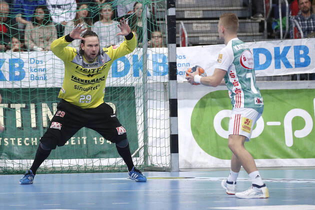 19 12 2019, TUI Arena, Hanover, league match, 1 Bundesliga, TSV Hannover Burgdorf vs. HC Erlangen, pictured is Nikolas Katsigiannis 29, Erlangen in the seven-meter game against Timo Kastening 73, Han Burgdorf TSV Hannover Burgdorf vs.