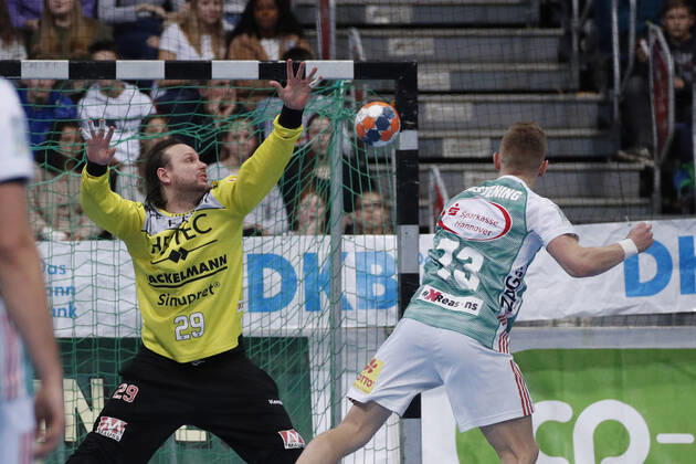 19 12 2019, TUI Arena, Hanover, league match, 1 Bundesliga, TSV Hannover Burgdorf vs. HC Erlangen, pictured is Nikolas Katsigiannis 29, Erlangen loses in the seven-meter game against Timo Kastening 73, Han Burgdorf TSV Hannover Burgdorf vs.