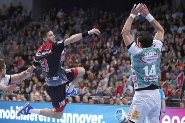 19 12 2019, TUI Arena, Hanover, league match, 1 Bundesliga, TSV Hannover Burgdorf vs. HC Erlangen, pictured Sime Ivic 19, Erlangen on goal throw against Evgeni Pevnov 14, Han Burgdorf TSV Hannover Burgdorf vs.