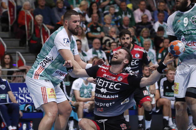 19 12 2019, TUI Arena, Hanover, league match, 1 Bundesliga, TSV Hannover Burgdorf vs. HC Erlangen, in the picture Ilija Brozovic 44, Han Burgdorf brings Sime Ivic 19, Erlangen to fall TSV Hannover Burgdorf vs.
