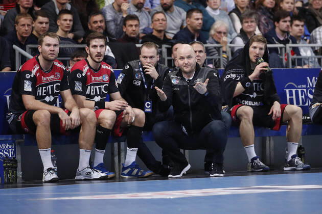 19 12 2019, TUI Arena, Hanover, league match, 1 Bundesliga, TSV Hanover Burgdorf vs HC Erlangen, in the picture Adalsteinn Eyjolfsson coach, HC Erlangen in front of the substitutes bench TSV Hanover Burgdorf vs HC Erlangen