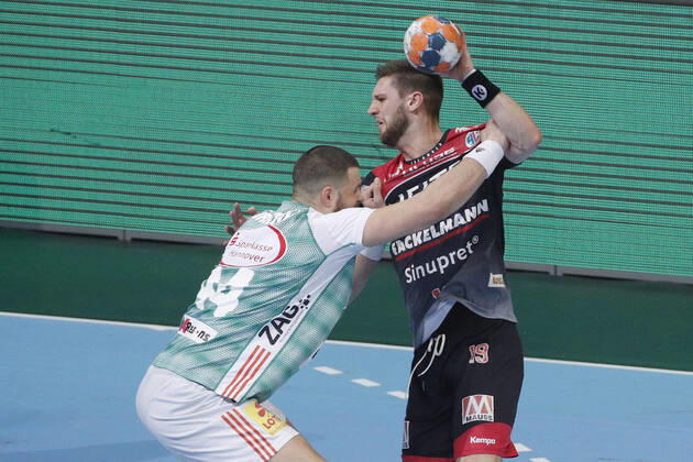 19 12 2019, TUI Arena, Hanover, league match, 1 Bundesliga, TSV Hanover Burgdorf vs. HC Erlangen, in the picture Ilija Brozovic 44, Han Burgdorf in duel with Sime Ivic 19, Erlangen TSV Hanover Burgdorf vs.