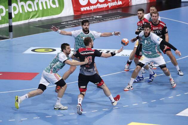 19 12 2019, TUI Arena, Hanover, league match, 1 Bundesliga, TSV Hanover Burgdorf vs HC Erlangen, in picture Nejc Cehte 3, Han Burgdorf , Evgeni Pevnov 14, Han Burgdorf and Mait Patrail 9, Han Burgdorf defend against Nico Buedel 20, Erlangen TSV Hanover Burgdorf vs HC Erlangen