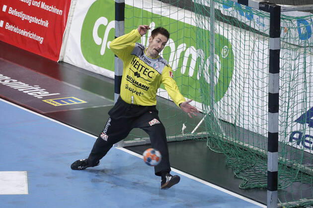 19 12 2019, TUI Arena, Hanover, League match, 1 Bundesliga, TSV Hanover Burgdorf vs HC Erlangen, pictured Carsten Lichtlein 1, Erlangen cannot defend the ball TSV Hanover Burgdorf vs HC Erlangen