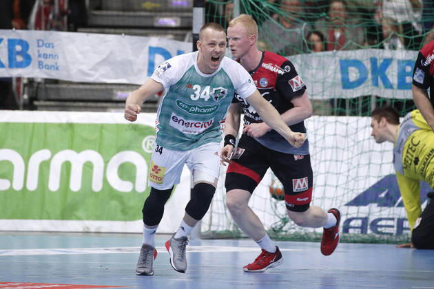 19 12 2019, TUI Arena, Hanover, league match, 1 Bundesliga, TSV Hanover Burgdorf vs. HC Erlangen, pictured Morten Olsen 34, Han Burgdorf cheers after his goal TSV Hanover Burgdorf vs.