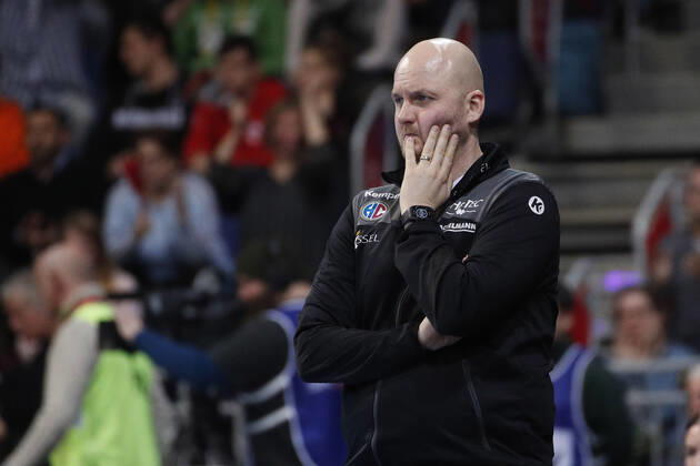 19 12 2019, TUI Arena, Hanover, league match, 1 Bundesliga, TSV Hanover Burgdorf vs HC Erlangen, in the picture Adalsteinn Eyjolfsson coach, HC Erlangen is thoughtful TSV Hanover Burgdorf vs HC Erlangen