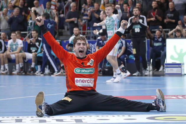 19 12 2019, TUI Arena, Hannover, League match, 1 Bundesliga, TSV Hannover Burgdorf vs HC Erlangen, in the picture Domenico Ebner 1, Han Burgdorf sits on the floor and cheers after one of his many balls TSV Hannover Burgdorf vs HC Erlangen