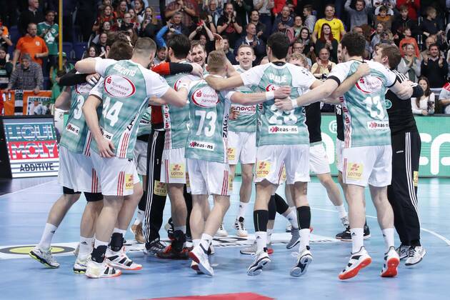 19 12 2019, TUI Arena, Hannover, League match, 1 Bundesliga, TSV Hannover Burgdorf vs. HC Erlangen, in picture The team of TSV Hannover Burgdorf cheers after the victory over Erlangen TSV Hannover Burgdorf vs.