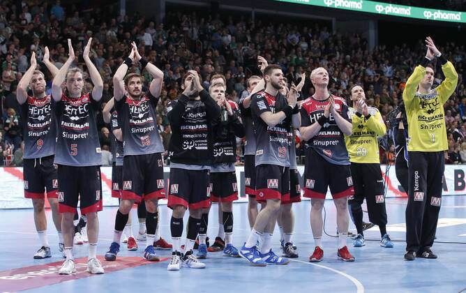 19 12 2019, TUI Arena, Hannover, League match, 1 Bundesliga, TSV Hannover Burgdorf vs. HC Erlangen, in picture The HC Erlangen team is disappointed after the defeat and thanks the fans who travelled with them TSV Hannover Burgdorf vs.