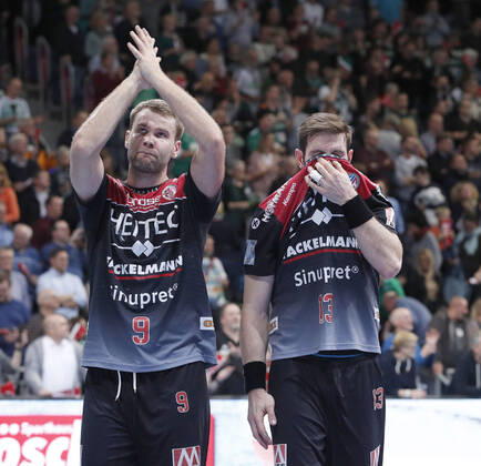 19 12 2019, TUI Arena, Hannover, League match, 1 Bundesliga, TSV Hannover Burgdorf vs. HC Erlangen, pictured Petter Overby 9, Erlangen and Michael Haass 13, HC Erlangen are disappointed after the defeat and would like to thank the accompanying fans TSV Hannover Burgdorf vs.