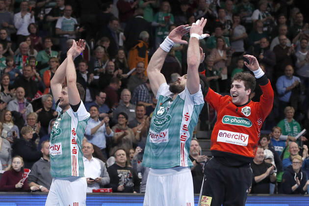 19 12 2019, TUI Arena, Hannover, League match, 1 Bundesliga, TSV Hannover Burgdorf vs. HC Erlangen, in the picture Fabian Boehm 20, Han Burgdorf , Evgeni Pevnov 14, Han Burgdorf and Domenico Ebner 1, Han Burgdorf rejoice after the victory over Erlangen TSV Hannover Burgdorf vs.