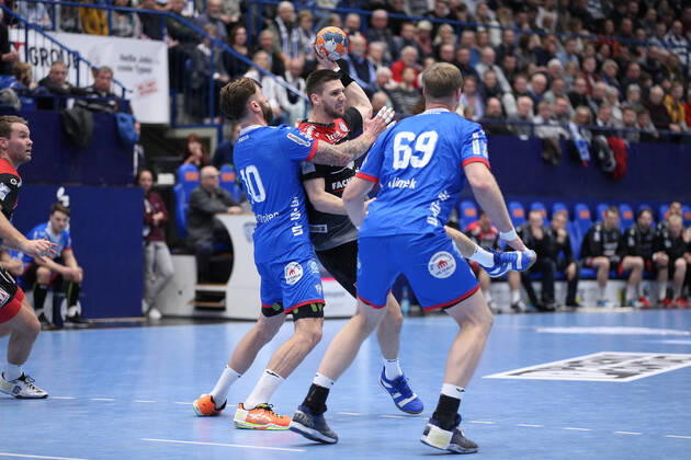 v l Fabian van Olphen TBV Lemgo Lippe 10 , Sime Ivic HC Erlangen 19 , Christian Klimek TBV Lemgo Lippe 69 GER, Handball, 1 Bundesliga, TBV Lemgo Lippe against HC Erlangen, 26 12 2019 Lemgo Copyright: xStrohdiekx Eibner-Pressefotox EP_jsk