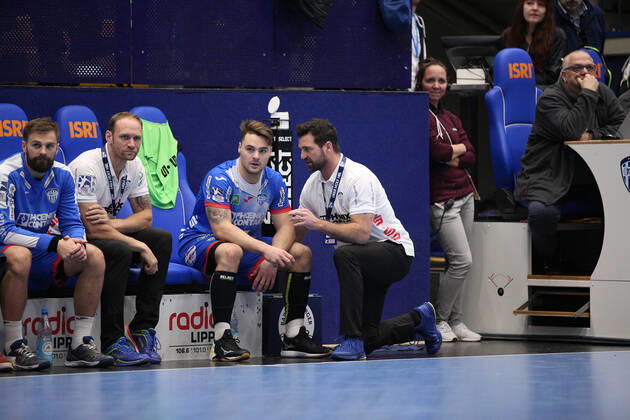 v l Dani Baijens TBV Lemgo Lippe 77 , Florian Kehrmann Coach TBV Lemgo Lippe GER, Handball, 1 Bundesliga, TBV Lemgo Lippe against HC Erlangen, 26 12 2019 Lemgo Copyright: xStrohdiekx Eibner-Pressefotox EP_jsk