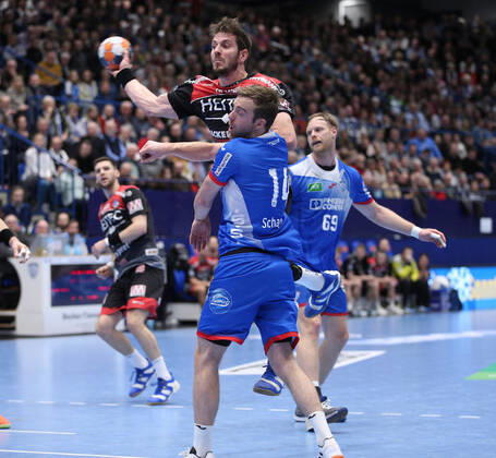 v l Michael Haass HC Erlangen 13 , Bobby Schagen TBV Lemgo Lippe 14 GER, Handball, 1 Bundesliga, TBV Lemgo Lippe against HC Erlangen, 26 12 2019 Lemgo Copyright: xStrohdiekx Eibner-Pressefotox EP_jsk