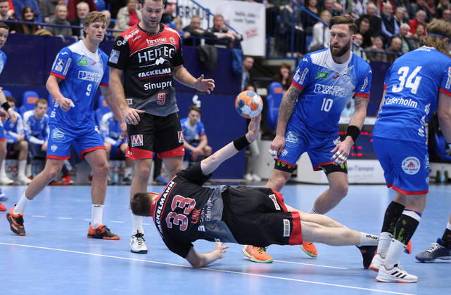 v l Jonathan Carlsbogard TBV Lemgo Lippe 9 , Petter Overby HC Erlangen 9 , Nikolai Link HC Erlangen 33 goes down , Fabian van Olphen TBV Lemgo Lippe 10 GER, Handball, 1 Bundesliga, TBV Lemgo Lippe against HC Erlangen, 26 12 2019 Lemgo Copyright: xStrohdiekx Eibner-Pressefotox EP_jsk