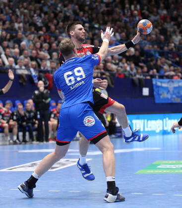 v l Christian Klimek TBV Lemgo Lippe 69 , Sime Ivic HC Erlangen 19 GER, Handball, 1 Bundesliga, TBV Lemgo Lippe against HC Erlangen, 26 12 2019 Lemgo Copyright: xStrohdiekx Eibner-Pressefotox EP_jsk