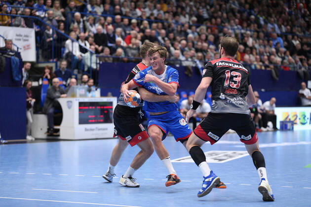 v l Petter Overby HC Erlangen 9 , Jonathan Carlsbogard TBV Lemgo Lippe 9 , Michael Haass HC Erlangen 13 GER, Handball, 1 Bundesliga, TBV Lemgo Lippe against HC Erlangen, 26 12 2019 Lemgo Copyright: xStrohdiekx Eibner-Pressefotox EP_jsk