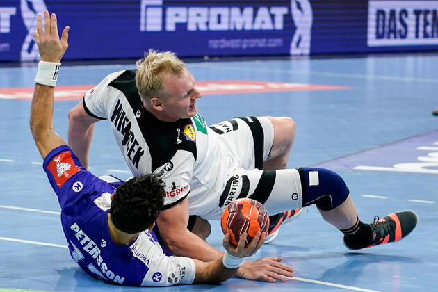 From left to right Alexander Petersson HSI, Iceland, 15 , Patrick Wiencek DHB, 7 , Duel, duel, tackle, tackling, dynamics, action, action, 04 01 2020, Mannheim Germany , Handball, International, Germany Iceland xozx